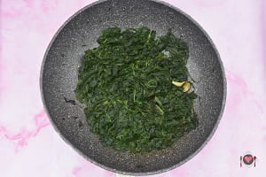 Gli spinaci cotti per la preparazione della frittata di spinaci