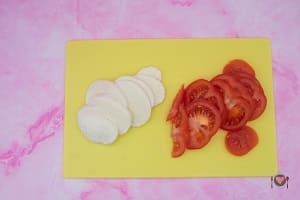 La foto raffigurante i pomodori tagliati e la mozzarella per la preparazione dell'insalata caprese