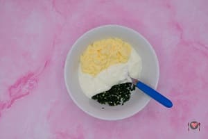 La foto raffigurante il trito di aglio, lo yogurt, la maionese per la preparazione dell' insalata di barbabietola