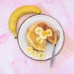 La foto raffigurante i pancake alle banane farciti con pezzi di banana e sciroppo d'acero