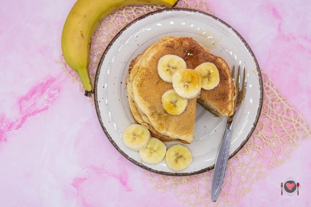 La foto raffigurante i nostri gustosissimi pancake alle banane pronti per essere mangiati con gusto!