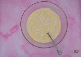 La foto raffigurante gli alimenti solidi dove viene aggiunto il composto a base di latte e uova per la preparazione dei pancake alle banane