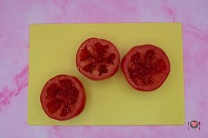 La foto raffigurante i pomodori scavati e salati al loro interno per la preparazione dei pomodori ripieni di tonno e maionese