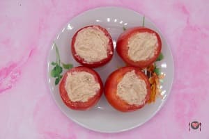 La foto raffigurante i pomodori riempiti col composto a base di tonno, maionese e acciughe per la preparazione dei pomodori ripieni di tonno e maionese