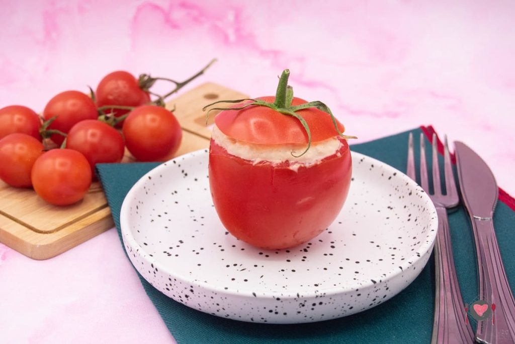 La foto raffigurante i nostri gustosissimi pomodori ripieni di tonno e maionese. Una vera delizia per il palato.