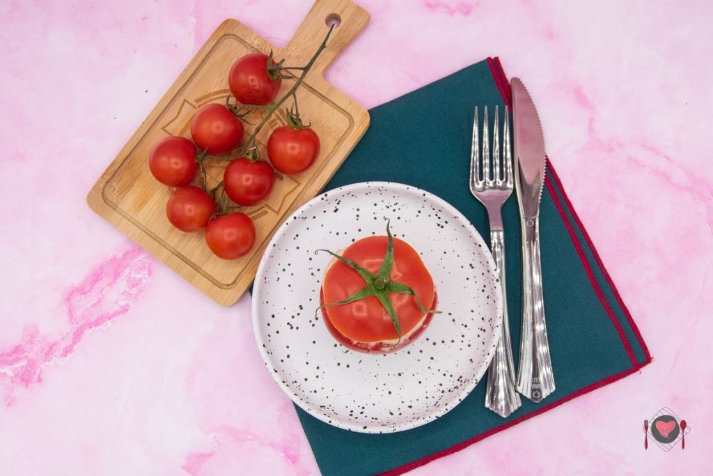 La foto raffigurante i nostri gustosissimi pomodori ripieni di tonno e maionese.