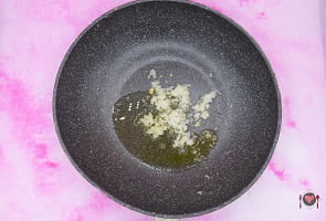La foto raffigurante l'aglio e la cipolla tritatai per la preparazione del Risotto radicchio e scamorza