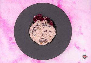 Home page La foto raffigurante il Risotto radicchio e scamorza pronto per essere portato in tavola