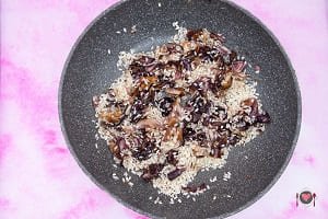 La foto raffigurante il riso versato in padella e fatto tostare per la preparazione del Risotto radicchio e scamorza