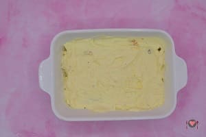La foto raffigurante i savoiardi coperti di crema per la preparazione del tiramisù al limone