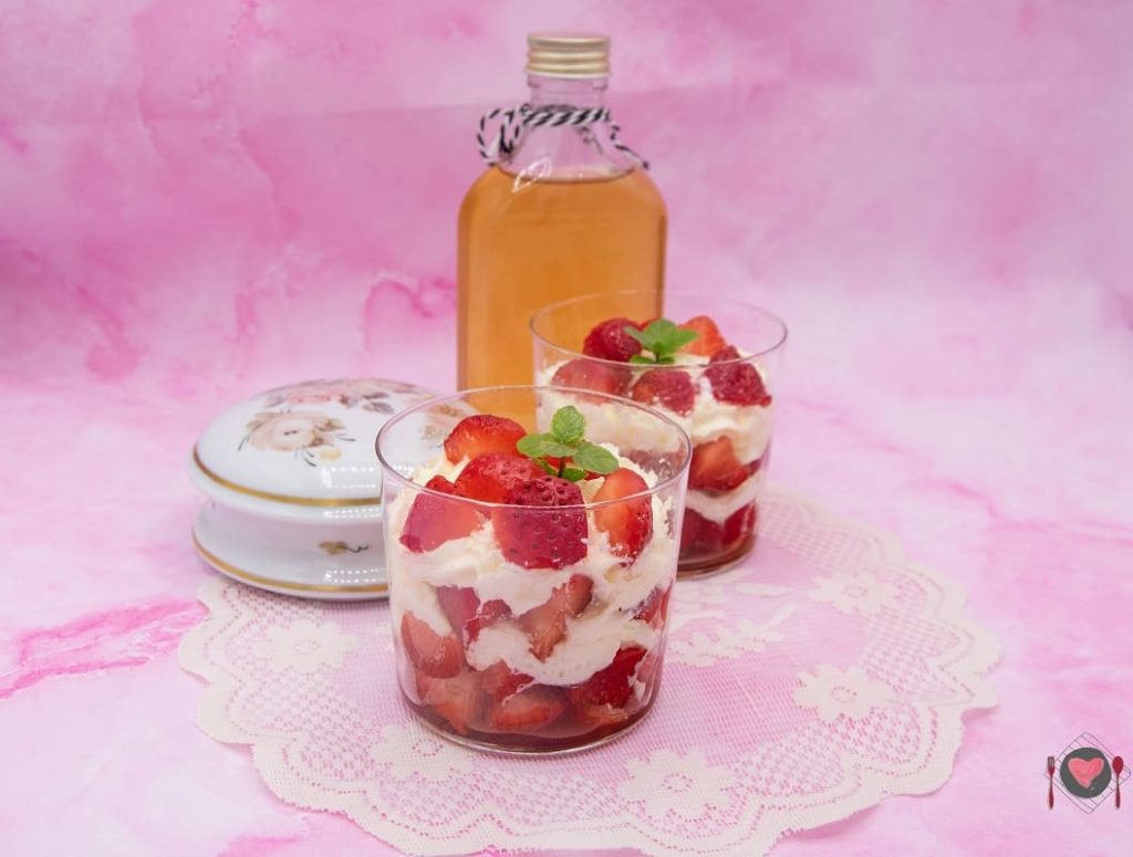 La foto raffigurante le fragole con panna pronte per essere mangiate con gusto.