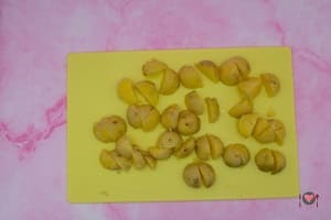La foto raffigurante le patate cotte e tagliate per la preparazione della frittata di patate