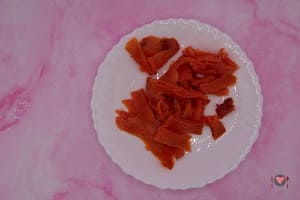 La foto raffigurante il salmone tagliato a strisce per la preparazione della Pasta fredda salmone e rucola