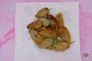 La foto raffigurante le foglie di salvia passate nella pastella e poi nell'olio per la preparazione della salvia fritta