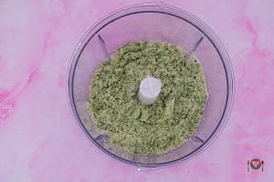 La foto raffigurante le foglie di menta triturate con lo zucchero per la preparazione dello zucchero aromatizzato