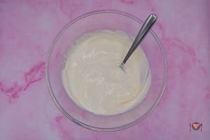 La foto raffigurante tutti gli ingredienti mescolati per la preparazione del semifreddo allo yogurt