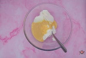 La foto raffigurante il mascarpone, lo yogurt e il latte condensato per la preparazione del semifreddo alle pesche