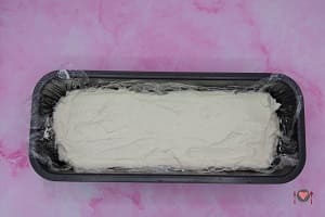 La foto raffigurante il composto di yogurt livellato per la preparazione del semifreddo allo yogurt