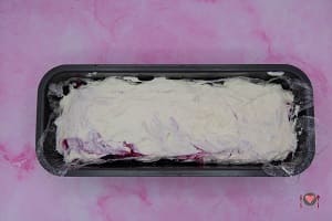La foto raffigurante l'altro strato di crema livellato per la preparazione del semifreddo allo yogurt