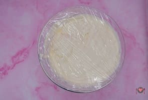 La foto raffigurante il composto coperto con pellico e fatto rassodare in frigo per la preparazione del semifreddo allo yogurt