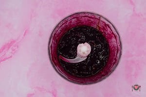 La foto raffigurante i frutti di bosco passati nel mixer per la preparazione del semifreddo allo yogurt