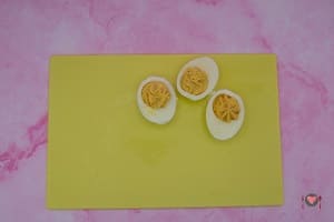 La foto raffigurante le uova riempite con il composto a base di tuorlo, acciuga, tonno e maionese, utilizzati per la preparazione delle uova ripiene di tonno
