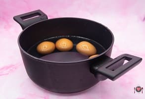 La foto raffigurante le uova messe a lessare per la preparazione delle uova ripiene ai gamberetti