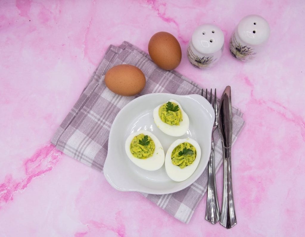 La foto raffigurante le uova ripiene senza tonno pronte per essere gustate.