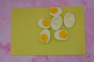 La foto raffigurante le uova tagliate a metà per la preparazione delle uova ripiene ai gamberetti