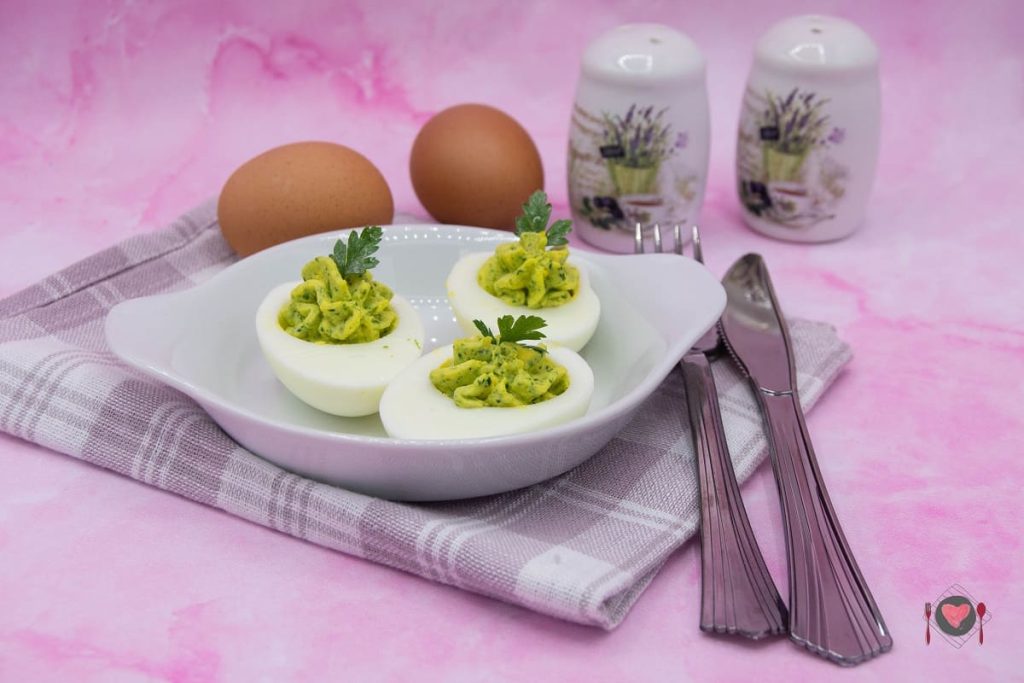 La foto raffigurante le nostre buonissime uova ripiene senza tonno pronte per essere mangiate.