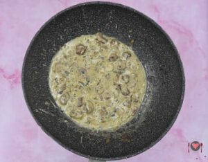 La foto raffigurante il formaggio sciolto per la preparazione degli gnocchi ai funghi