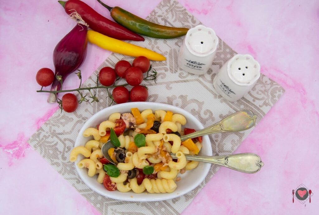 Pasta fredda con peperoni ( pronta in 30 minuti ) La foto raffigurante la nostra colorata e gustosa pasta fredda con peperoni.