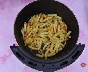 La foto raffigurante le patate girate spesso e quasi cotte per la preparazione delle patate in friggitrice ad aria