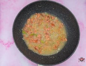 La foto raffigurante il brodo aggiunto man mano per la preparazione del risotto panna e salmone