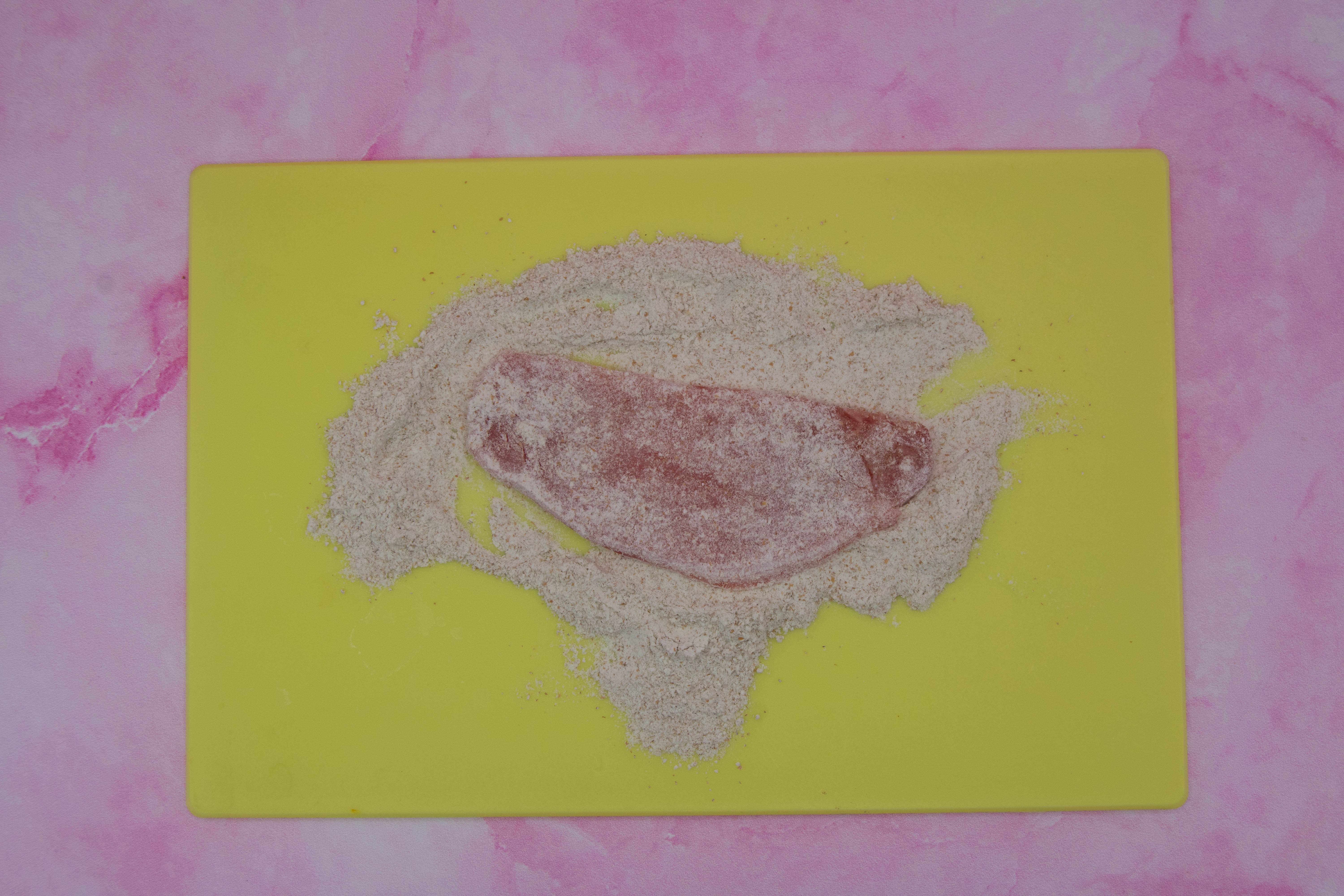 Scaloppine di pollo ai funghi ( cremose in soli 30 minuti ) La foto raffigurante la carne infarinata per la preparazione delle scaloppine di pollo ai funghi