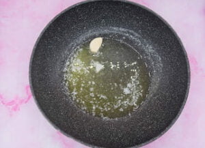 La foto raffigurante li burro e l'aglio per la preparazione delle Uova ripiene con gli spinaci