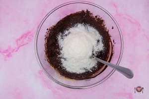 La foto raffigurante l'aggiunta del cocco per la preparazione dei tartufini cocco e cioccolato