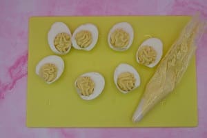La foto raffigurante le uova riempite con la mousse per la preparazione delle Uova ripiene al Philadelphia