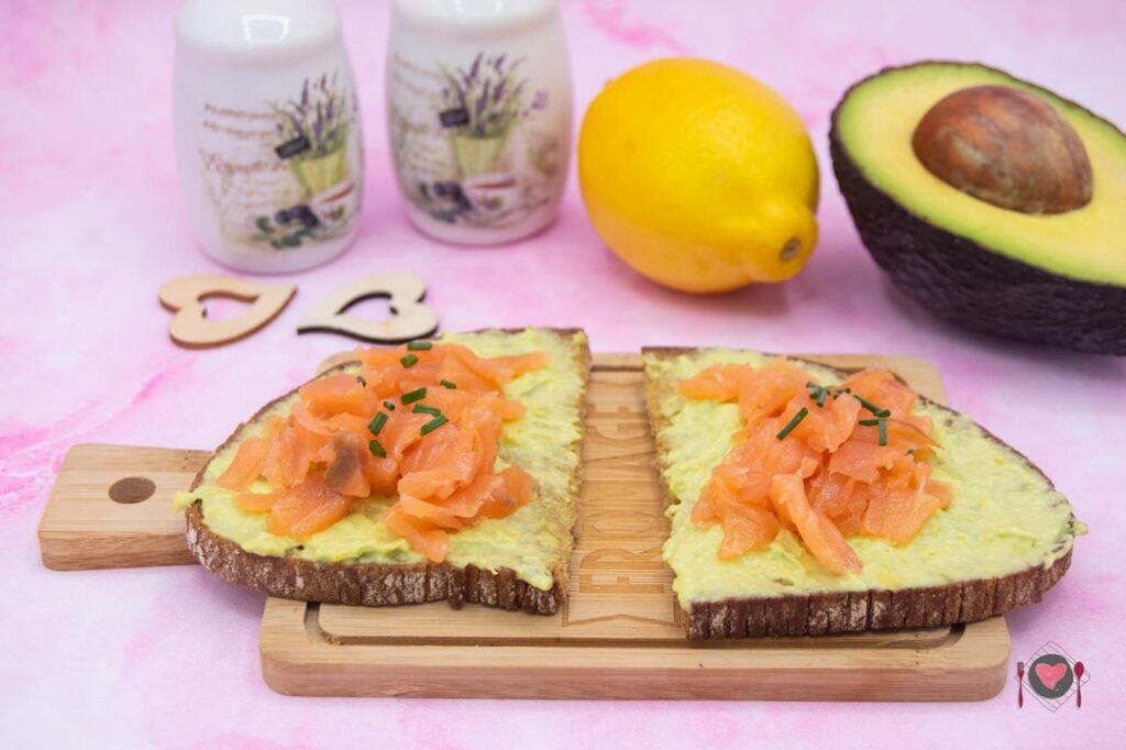 La foto raffigurante la bruschetta avocado e salmone