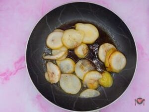 La foto raffigurante le pere e il miele per la preparazione dei crostini gorgonzola e pere