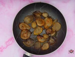 La foto raffigurante le pere caramellate per la preparazione dei crostini gorgonzola e pere