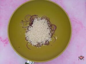 La foto raffigurante il riso gettato in padella per la preparazione del risotto ai mirtilli