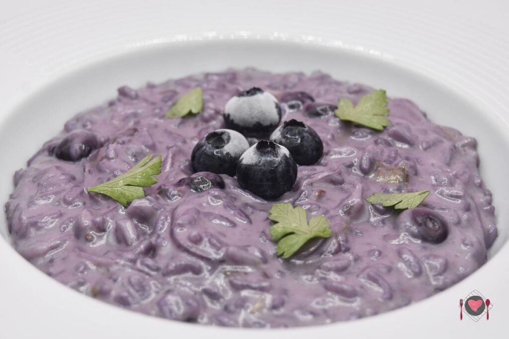 Risotto ai mirtilli ( stuzzicante, e in soli 30 minuti ) La foto raffigurante il nostro risotto ai mirtilli pronto per essere gustato.