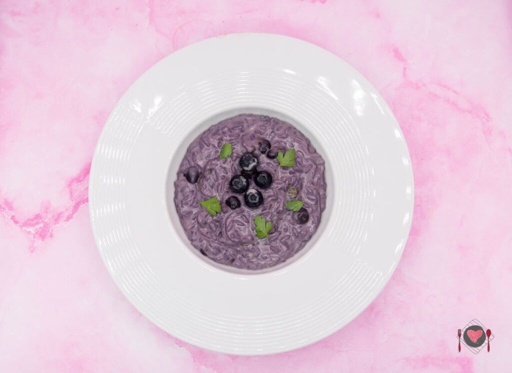 Risotto ai mirtilli ( stuzzicante, e in soli 30 minuti ) La foto raffigurante il nostro delizioso risotto ai mirtilli neri.