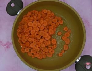 La foto raffigurante le carote messe in padella con il burro e l'olio per la preparazione delle carote al latte
