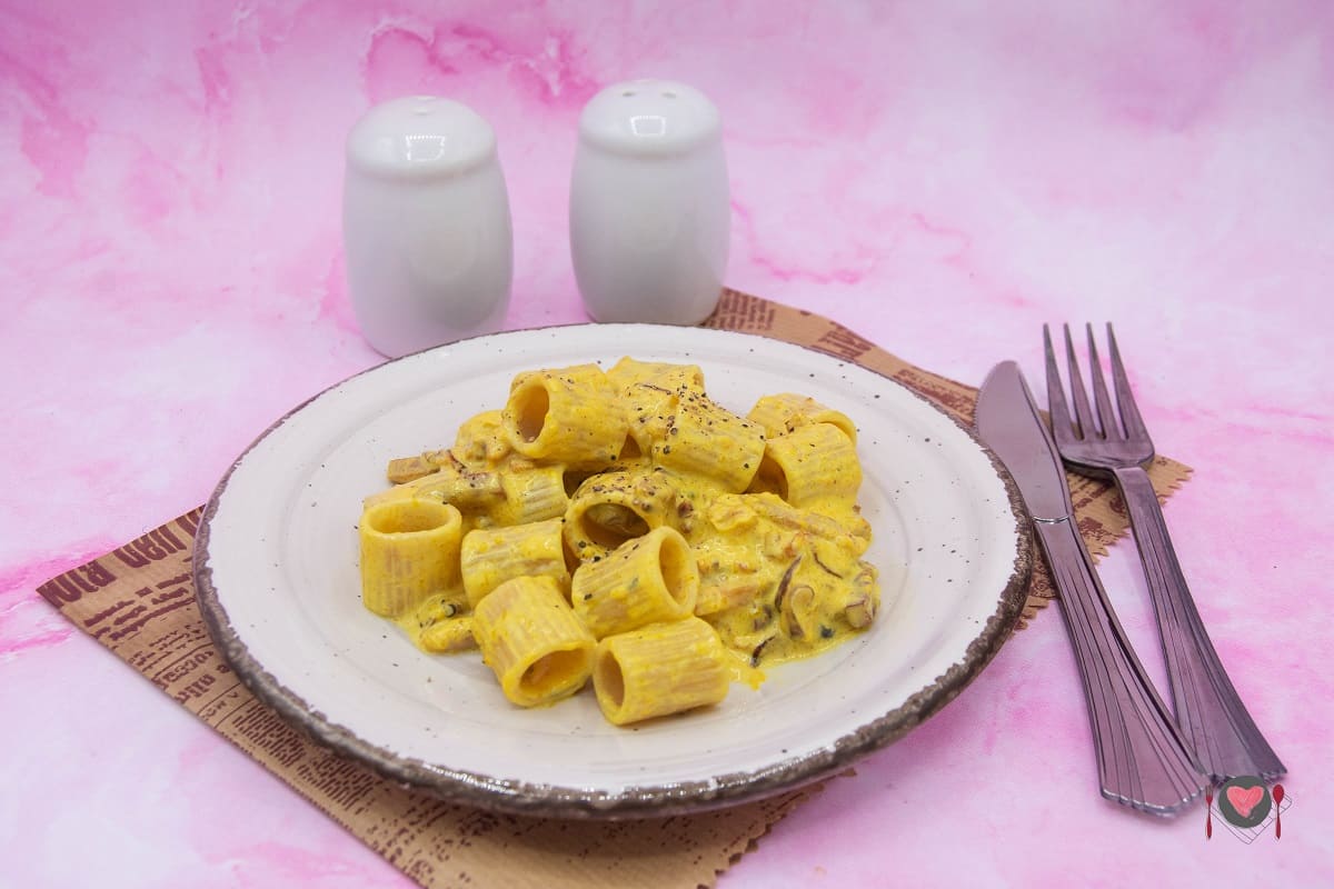 pasta zafferano e speck cremosa
