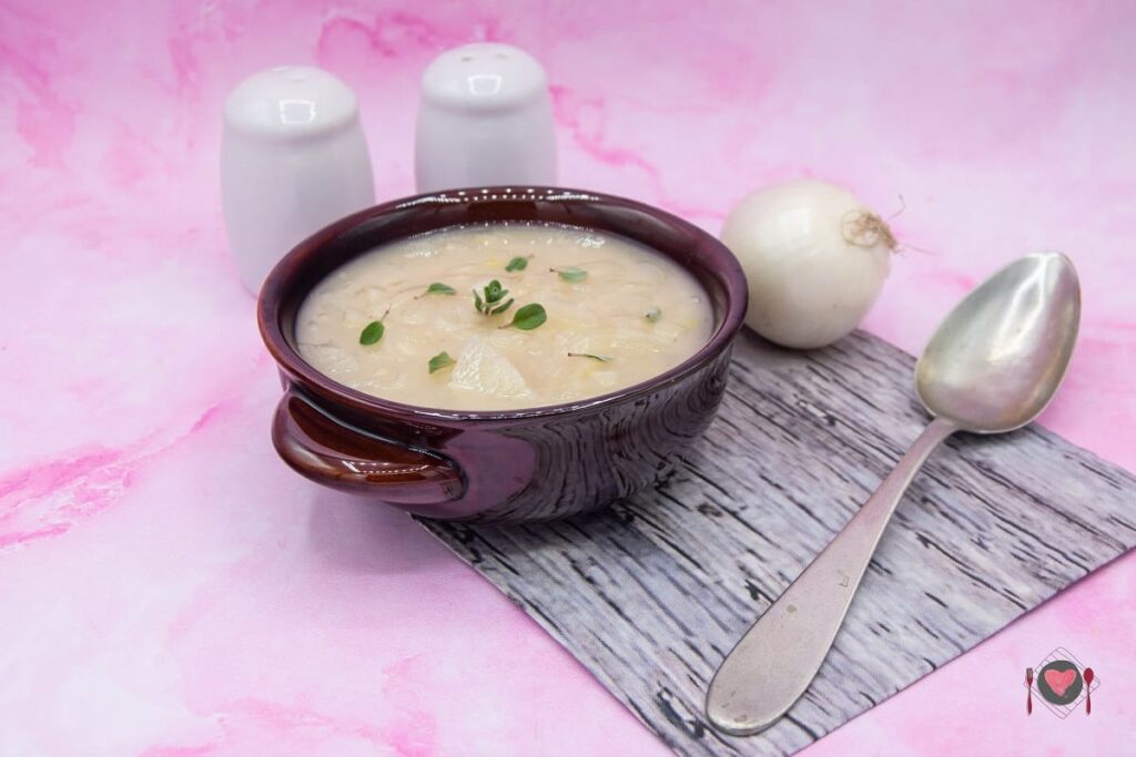 Zuppa di cipolle ( la prepari in 10 minuti ) La foto raffigurante la nostra zuppa di cipolle fumante.
