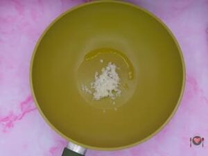 La foto raffigurante il cipollotto messo in padella assieme all'olio, per la preparazione dei Bocconcini di pollo al latte