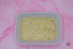 La foto raffigurante un primo strato di besciamella al pistacchio, per la preparazione delle lasagne mortadella e pistacchio