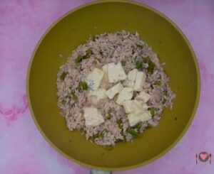 La foto raffigurante l'aggiunta del gorgonzola, per la preparazione del riso asparagi e gorgonzola